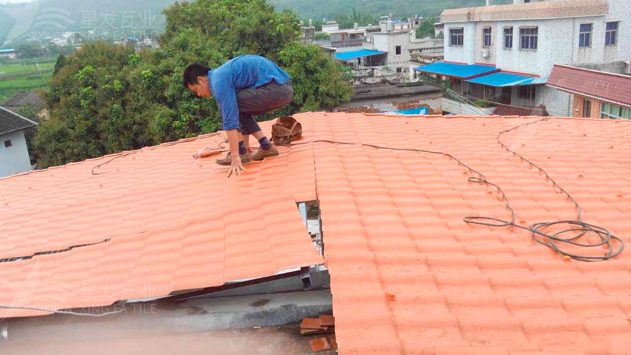 屋頂鋪設(shè)安裝合成樹脂瓦時，牢牢記住這3點，就不怕屋頂出問題！